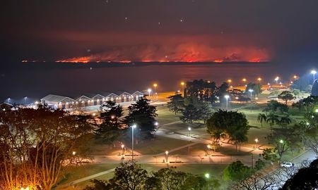 Vista noctura desde Rosario de los incendios en la zona de islas del humedal del Paraná. Vista noctura desde Rosario de los incendios en la zona de islas del humedal del Paraná.