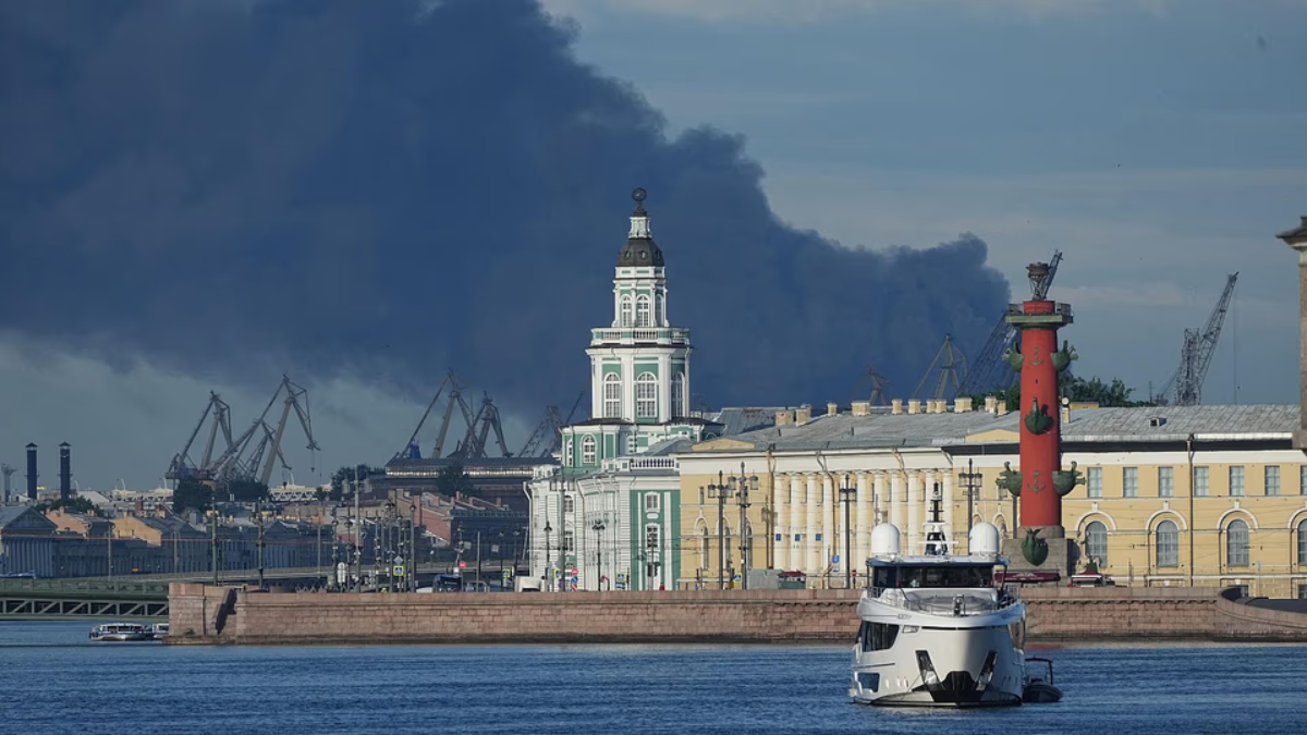 Un ataque nocturno con aeronaves no tripuladas dañó una importante terminal petrolera en San Petersburgo y dejó sin luz a la capital de Bélgorod. Un ataque nocturno con aeronaves no tripuladas dañó una importante terminal petrolera en San Petersburgo y dejó sin luz a la capital de Bélgorod.