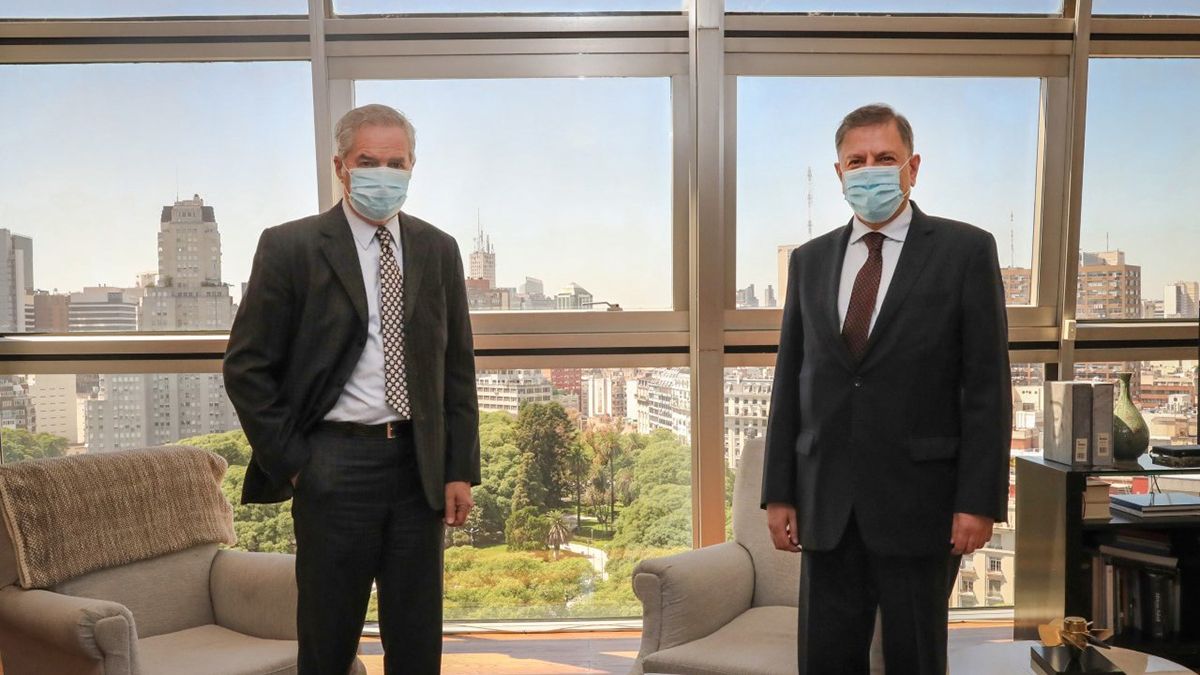 El canciller Felipe Solá y el embajador argentino en Rusia, Eduardo Zuain.