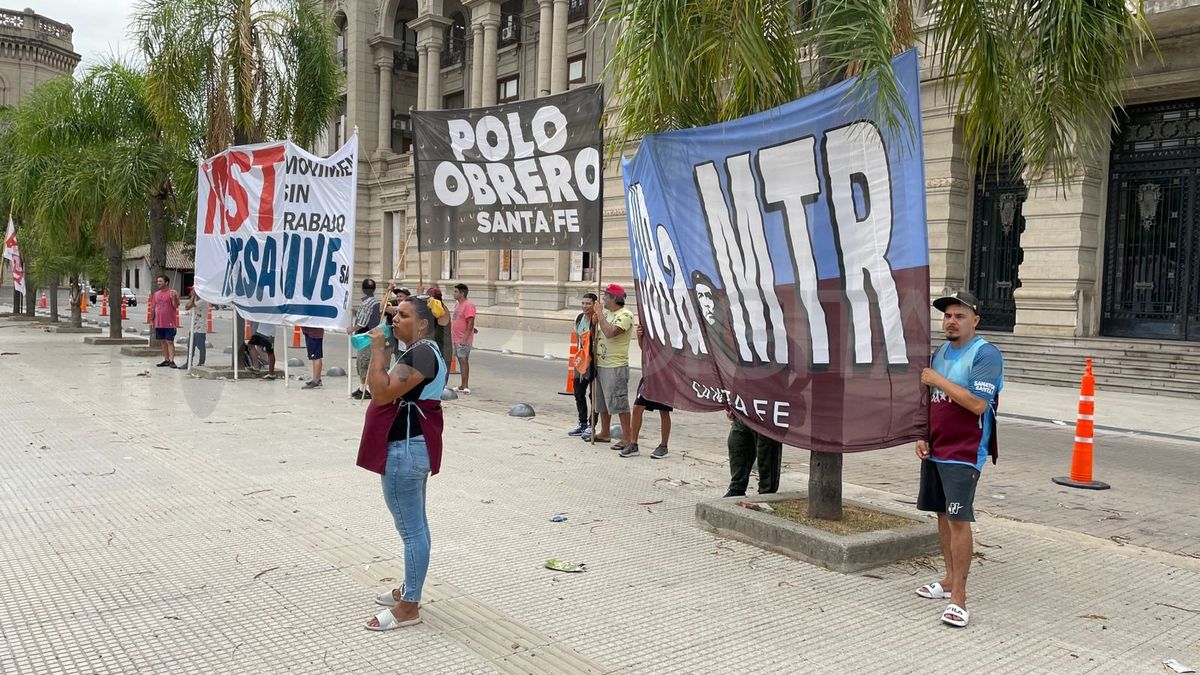En Santa Fe, las organizaciones sociales partieron desde la Plaza San Martín y se manifestaron frente a la Casa de Gobierno.