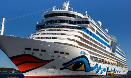 El viaje mundial del AIDAdiva quedó bajo supervisión sanitaria tras confirmarse el brote de norovirus en sus primeras semanas de navegación. El viaje mundial del AIDAdiva quedó bajo supervisión sanitaria tras confirmarse el brote de norovirus en sus primeras semanas de navegación.