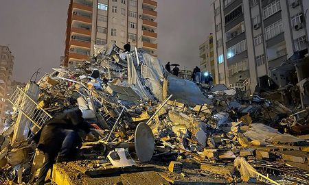 Miles de personas son buscadas entre los escombros. Miles de personas son buscadas entre los escombros.