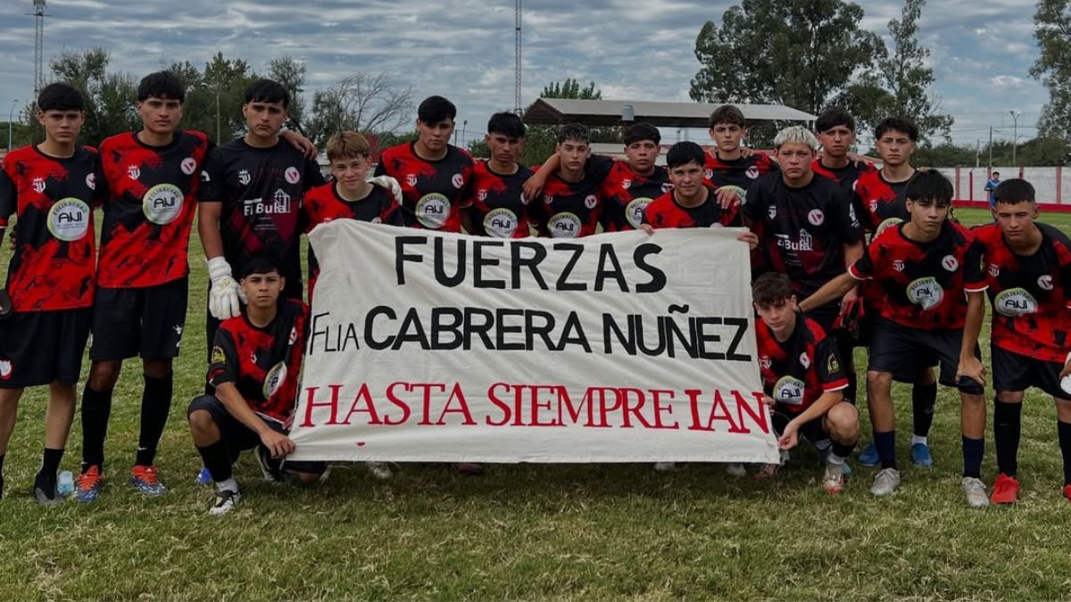 Los chicos de Independiente de San Cristóbal le desearon fuerzas a la familia de Ian Cabrera. Los chicos de Independiente de San Cristóbal le desearon fuerzas a la familia de Ian Cabrera.