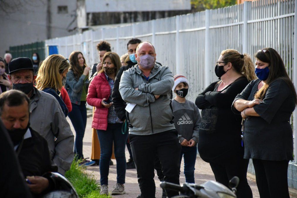 Flexibilizan los protocolos de votación en las escuelas para las elecciones de este domingo.