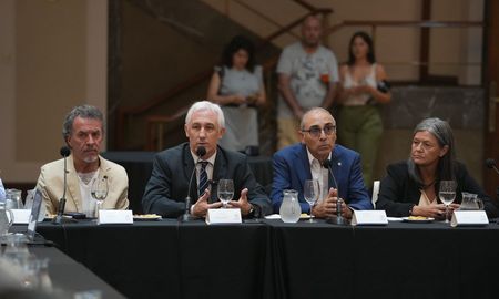 La presentación se realizó en la Bolsa de Comercio de Rosario. 235 efectivos de seguridad, ambulancias del sistema de salud, equipos de Protección Civil y una flota de vehículos destinada a la coordinación territorial participan del Operativo Cosecha. La presentación se realizó en la Bolsa de Comercio de Rosario. 235 efectivos de seguridad, ambulancias del sistema de salud, equipos de Protección Civil y una flota de vehículos destinada a la coordinación territorial participan del Operativo Cosecha.