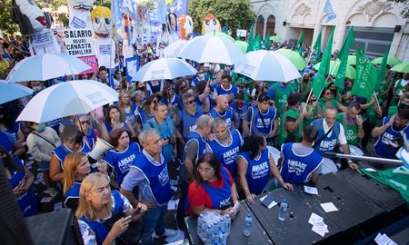 docentes realizan un paro por 48 horas y anuncian una masiva movilizacion docentes realizan un paro por 48 horas y anuncian una masiva movilizacion
