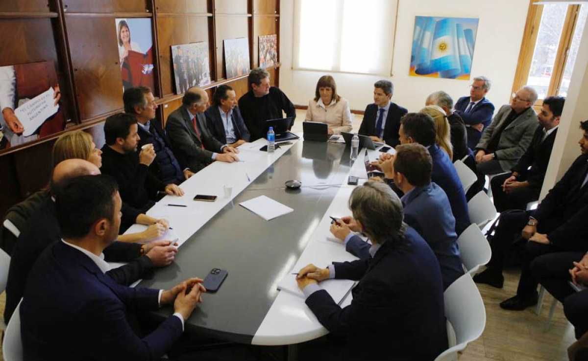 Patricia Bullrich encabezó la reunión con los economistas de su equipo. Patricia Bullrich encabezó la reunión con los economistas de su equipo.