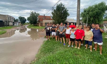 Tras las intensas precipitaciones en Santa Fe, vecinos de barrio Santa Rita denunciaron calles anegadas, pastizales muy altos y dificultades para circular. Tras las intensas precipitaciones en Santa Fe, vecinos de barrio Santa Rita denunciaron calles anegadas, pastizales muy altos y dificultades para circular.