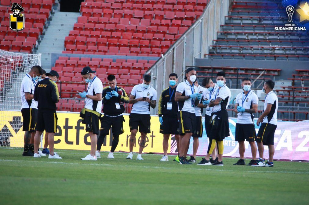 Coquimbo se presentó en el Estadio Nacional a pesar de la ausencia de Defensa y Justicia, equipo al que el Ministeri de Salud de Chile le impidió salir del hotel por los positivos de covid detectados en el plantel.