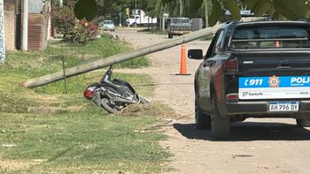 Accidente en Liceo Norte: un motociclista chocó contra un poste de luz