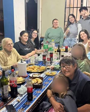 Wanda Nara acompañó a sus hijas a Rosario para festejar el 25 de mayo junto al abuelo de las menores. Wanda Nara acompañó a sus hijas a Rosario para festejar el 25 de mayo junto al abuelo de las menores.