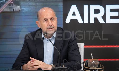 El gobernador de Santa Fe, Omar Perotti, saludó al presidente electo, Javier Milei, pero también reconoció la apuesta a la unidad nacional de Sergio Massa. El gobernador de Santa Fe, Omar Perotti, saludó al presidente electo, Javier Milei, pero también reconoció la apuesta a la unidad nacional de Sergio Massa.