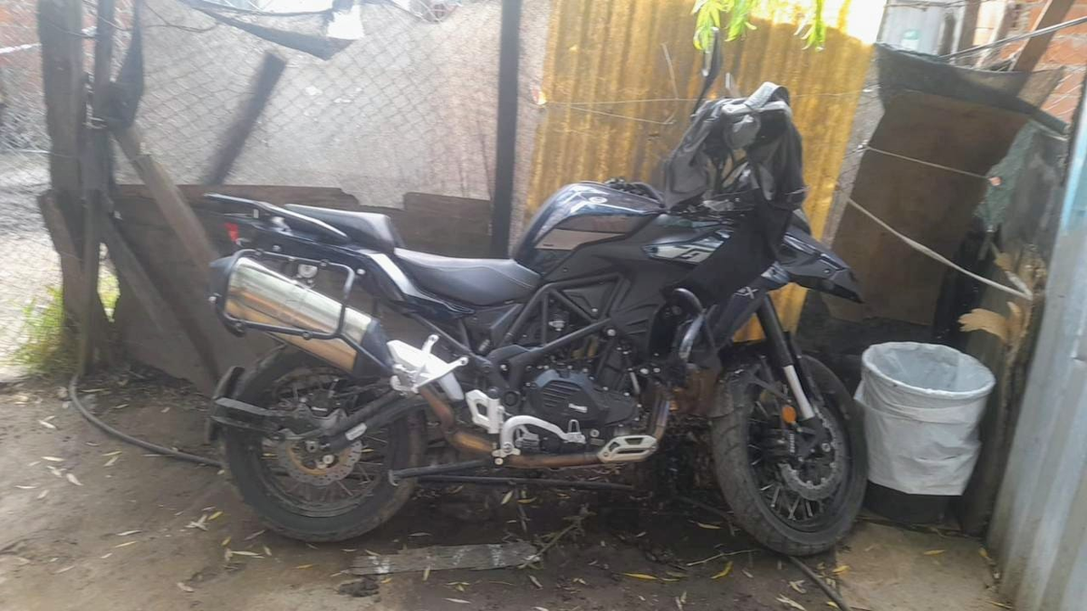 En el procedimiento, la policía secuestró una motocicleta de alta cilindrada. En el procedimiento, la policía secuestró una motocicleta de alta cilindrada.