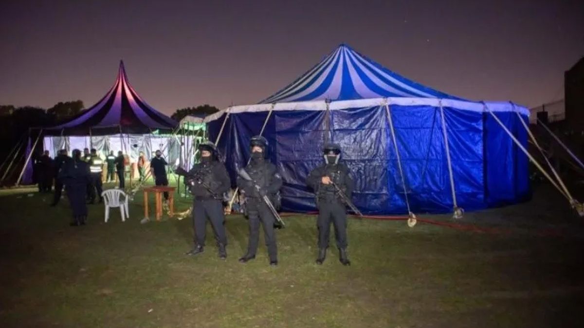 Desarticularon una fiesta clandestina con más de 1.200 personas que se realizaba en un predio del partido bonaerense de Loma de Zamora.