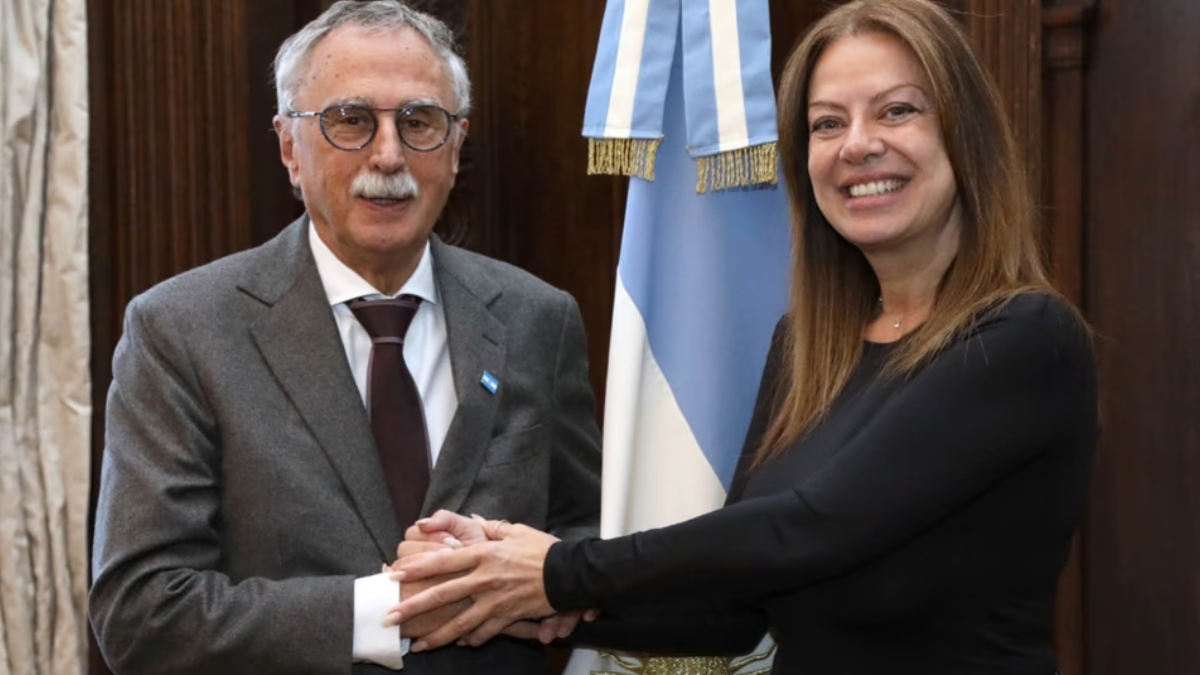 Mario Lugones y Sandra Pettovello firmaron un convenio que permitirá a los médicos recién egresados obtener la matrícula habilitante al mismo tiempo que el título universitario. Mario Lugones y Sandra Pettovello firmaron un convenio que permitirá a los médicos recién egresados obtener la matrícula habilitante al mismo tiempo que el título universitario.