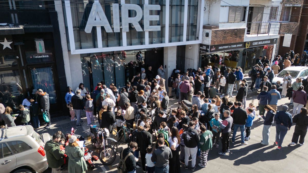 Muchas personas se acercaron a AIRE para intercambiar figuritas y lograr completar su álbum.&nbsp;