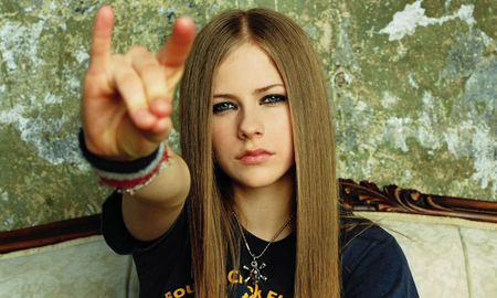 Aseguran que Avril Lavigne fue reemplazada por una doble. Aseguran que Avril Lavigne fue reemplazada por una doble.