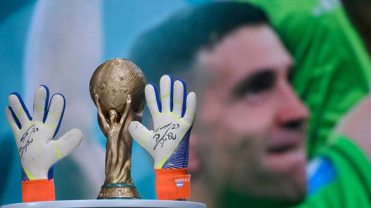 El santafesino que ganó los guantes que Dibu Martínez usó en la final del Mundial: Por ellos pasó la felicidad de todo un país