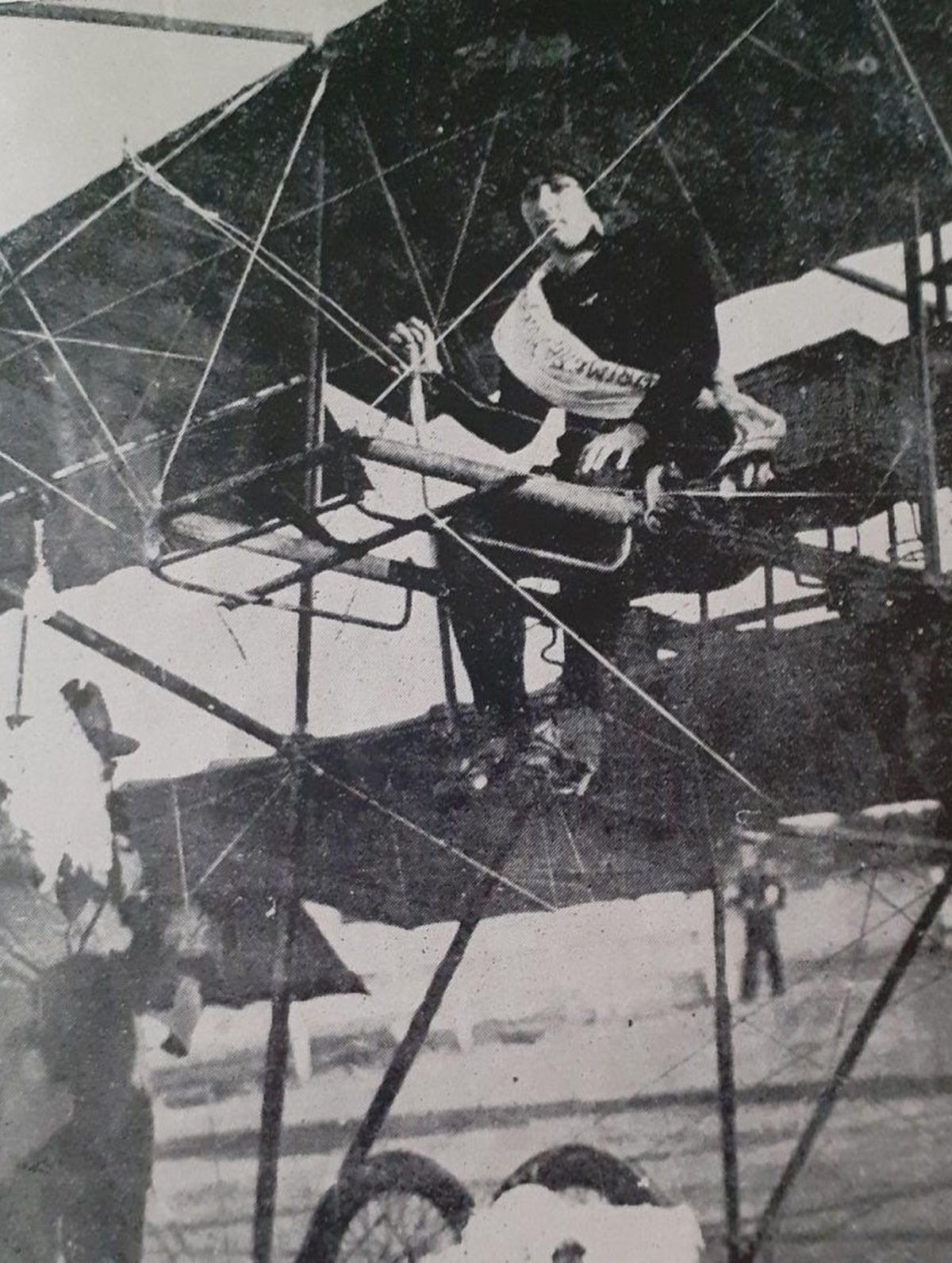 Amalia obtuvo su licencia el jueves 1 de octubre de 1914, con un biplano francés Farman III, impulsado por un motor rotativo Gnome Omega de 7 cilindros y 50 HP. En la foto, posa con su avión y la banda que le colocaron sus amigos tras el examen de vuelo que aprobó, donde dice “primera mujer piloto”. Tenía solo 19 años.