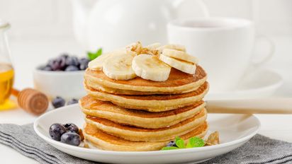 Pancakes de avena, banana y arándanos: la receta esponjosa, nutritiva y fácil de hacer