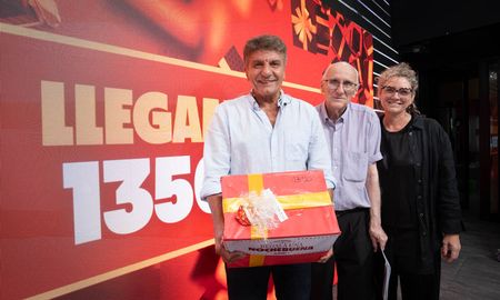 Luis Mino, José Luis Ambrosino y Silvia Klingler, juntos en el momento en que AIRE alcanzó las 1.350 cajas solidarias de la campaña “Esta Navidad regalá una Nochebuena”.
