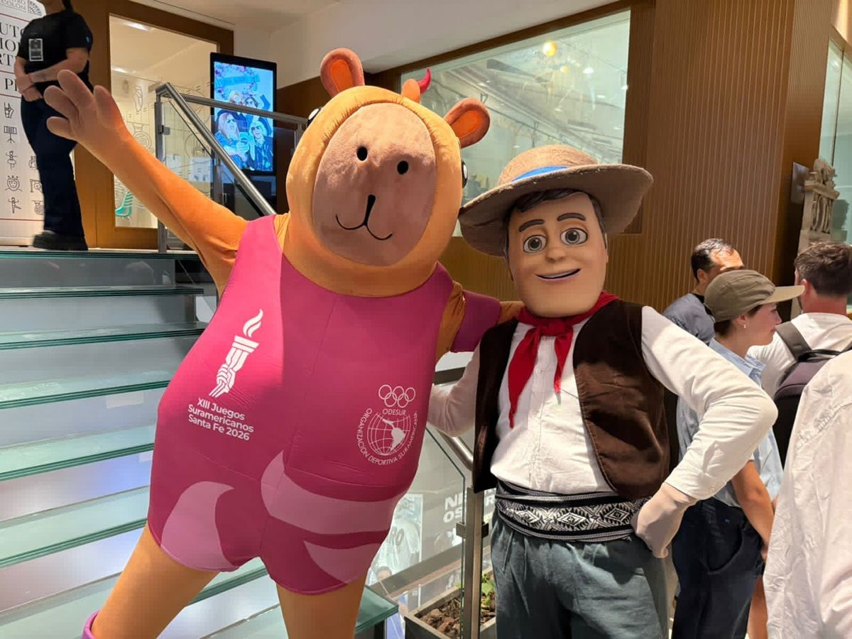 Capi, la mascota de los Juegos Suramericanos, se lució siendo protagonista en el lanzamiento de la temporada cultural de verano de Mar del Plata. Capi, la mascota de los Juegos Suramericanos, se lució siendo protagonista en el lanzamiento de la temporada cultural de verano de Mar del Plata.