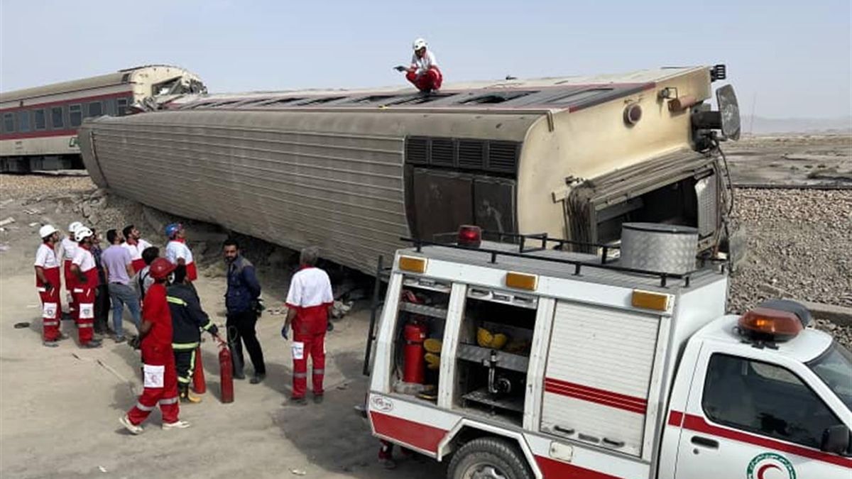 El descarrilamiento del tren de pasajeros, ocurrió a unos 50 kilómetros de la ciudad de Tabas, en el desierto iraní.
