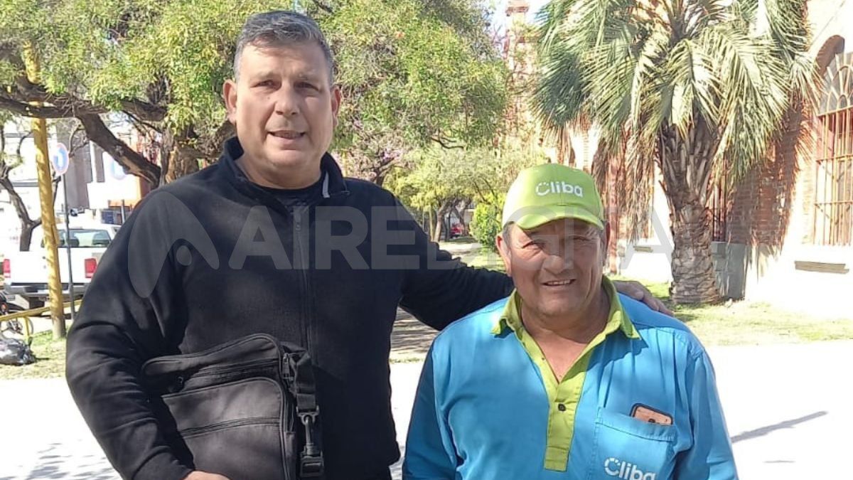 Sergio Espinosa junto a Fermin Camargo, el barrendero que le recuperó la documental que le habían robado.