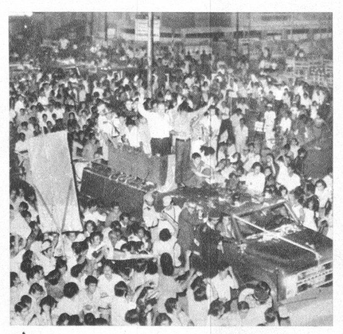 Monzón, Brusa y toda la comitiva aterrizaron en Ezeiza a las 11.22 del sábado 14 de noviembre y, al otro día, viajaron hacia Santa Fe. Arribaron a las 19.24 al aeropuerto de Sauce Viejo y, sobre una autobomba, el rey de los medianos –ovacionado por una multitud en todo el trayecto–, se dirigió a la Casa de Gobierno, donde llegó a las 22.20.