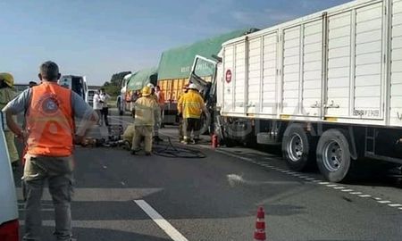 El accidente ocurrió cerca de la primera estación de servicio, viajando desde Santa Fe, a la altura de Arocena. El accidente ocurrió cerca de la primera estación de servicio, viajando desde Santa Fe, a la altura de Arocena.