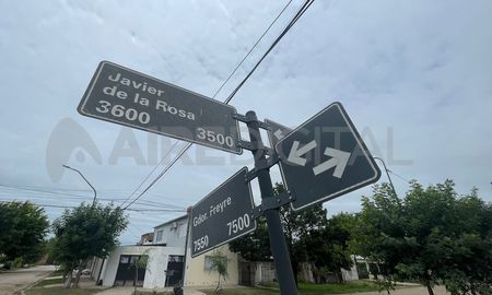 La camioneta fue robada el domingo en barrio San José y apareció este lunes en barrio Los Hornos. La camioneta fue robada el domingo en barrio San José y apareció este lunes en barrio Los Hornos.