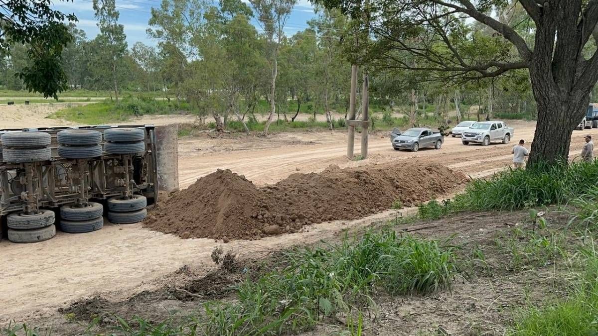 El camión quedó volcado sobre uno de sus laterales. El camión quedó volcado sobre uno de sus laterales.