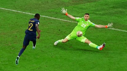 Mundial Qatar 2022: la atajada de Emiliano Dibu Martínez que valió la tercera estrella