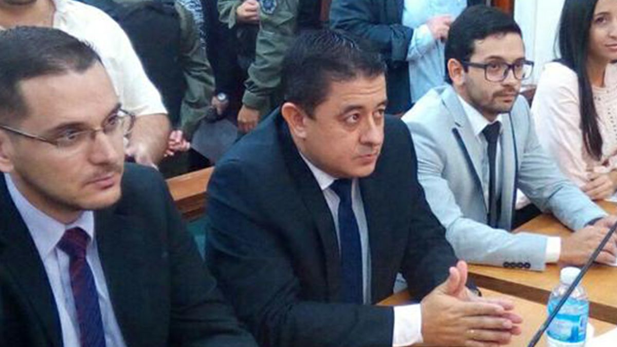 El fiscal Leandro Benegas, al centro de la imagen, solicitó mantener la detención de Stefanucci | Imagen de archivo