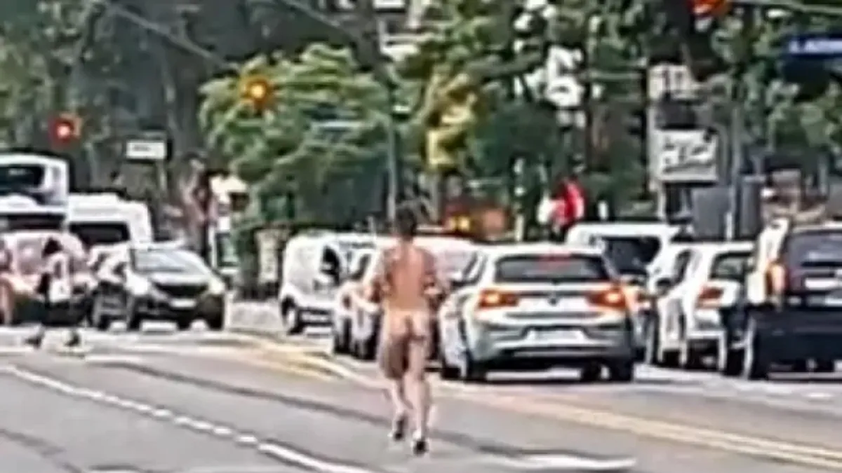El joven de 28 años fue detenido por correr desnudo y el video se hizo viral.