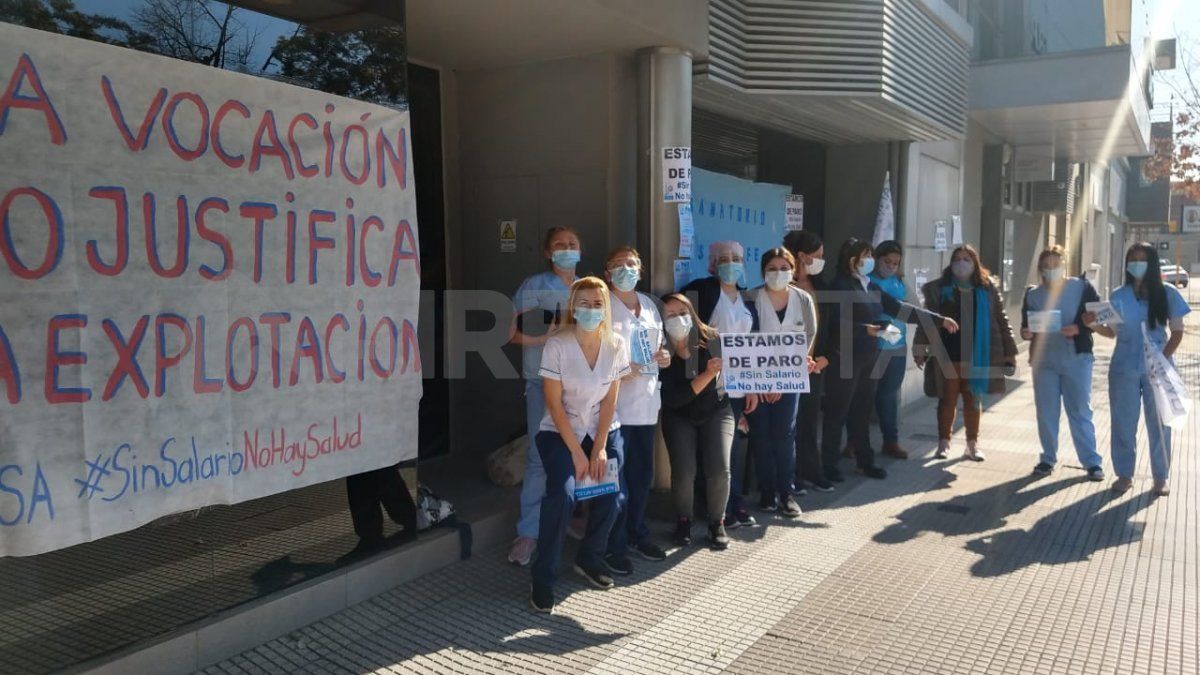 Protesta en la puerta de Sanatorio Santa Fe.