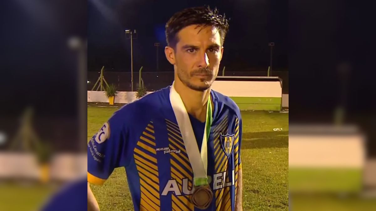 Bertoglio es el capitán de Centenario de San José de la Esquina, su ciudad natal. Bertoglio es el capitán de Centenario de San José de la Esquina, su ciudad natal.
