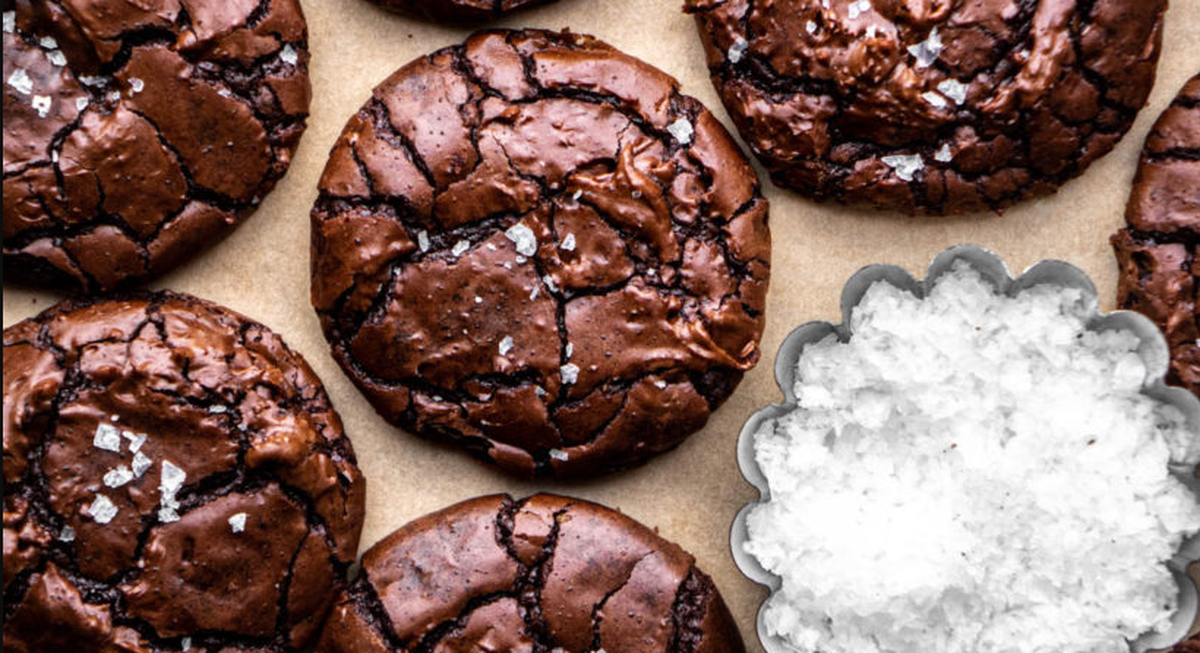 Las browkies son cookies o galletitas hechas con masa de brownie.