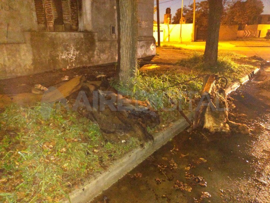 Restos de un colchón y un sillón consumidos por el incendio