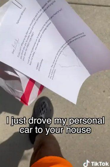 La peculiar actitud que tiene un repartidor cuando no le dan propina sus clientes.