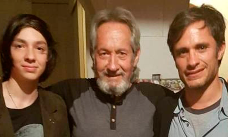 “Así brincaba y gritaba y reía mi padre. Por ahí terminaba lastimándose la rodilla (siempre contaba la anécdota de cuando cayó del escenario) haciendo saltos mortales, divirtiendo a todos los niños que nos vio crecer”, se lee en el mensaje compartido en dicha red social, acompañado de fotos de su papá. “Así brincaba y gritaba y reía mi padre. Por ahí terminaba lastimándose la rodilla (siempre contaba la anécdota de cuando cayó del escenario) haciendo saltos mortales, divirtiendo a todos los niños que nos vio crecer”, se lee en el mensaje compartido en dicha red social, acompañado de fotos de su papá.