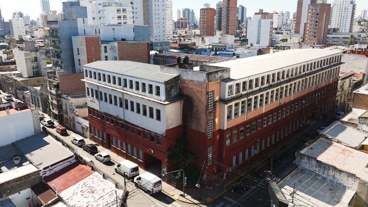 El Gobierno de la Provincia de Santa Fe inició este martes las obras en el edificio que alberga a la Escuela Normal Superior de Comercio N.º 46 “Domingo Guzmán Silva” y a la escuela secundaria N.º 442 “Juana del Pino de Rivadavia”.