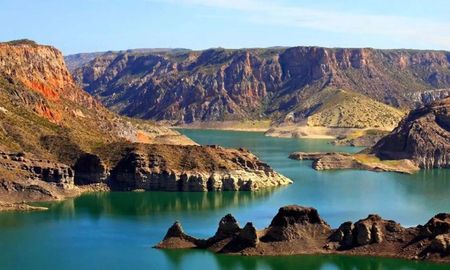 El sistema de riego mendocino cuenta con más de 12.000 kilómetros de canales y acequias que permiten la producción vitivinícola de exportación en zonas de extrema aridez. El sistema de riego mendocino cuenta con más de 12.000 kilómetros de canales y acequias que permiten la producción vitivinícola de exportación en zonas de extrema aridez.