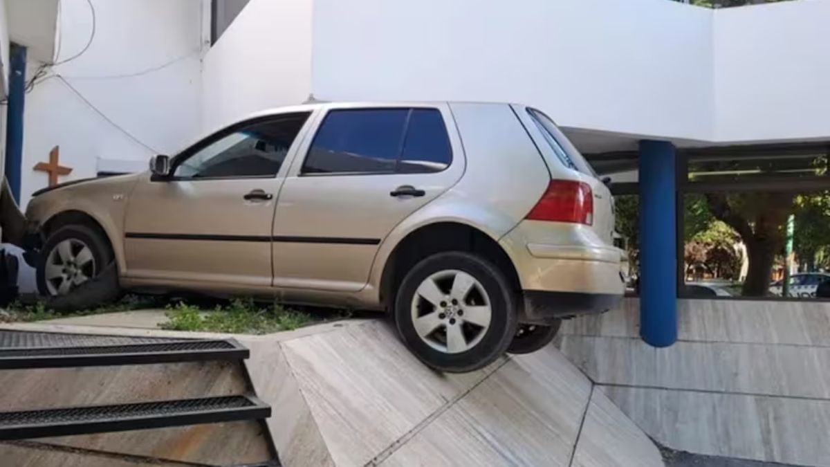 Chocó contra una comisaría y quedó colgando de un muro en Neuquén.