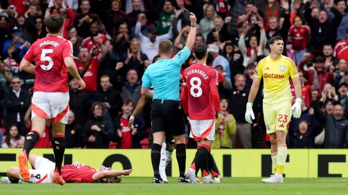 Así fue la expulsión del Dibu Martínez contra el Manchester United: ¿en su último partido con Aston Villa?