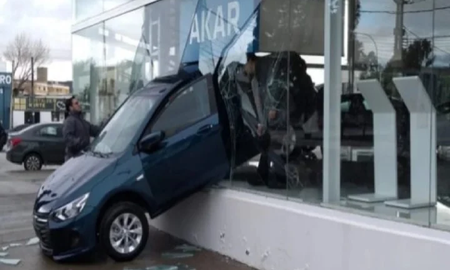 Un auto 0km quedo incrustado en la vidriera de una concesionaria por no poner el treno de mano Un auto 0km quedo incrustado en la vidriera de una concesionaria por no poner el treno de mano