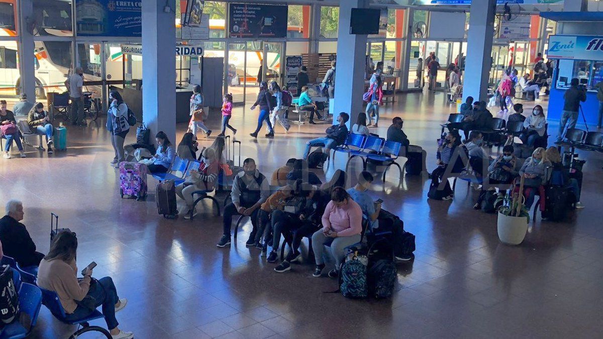 Viajeros que llegan y se van, la postal de este jueves santo en la terminal de ómnibus de la ciudad de Santa Fe.