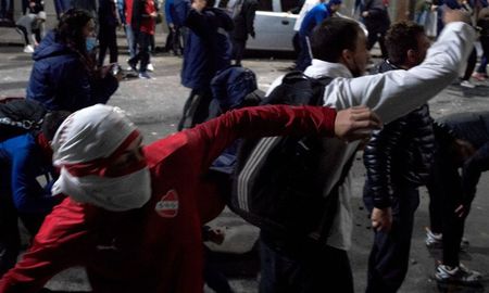 Graves incidentes se produjeron este viernes por la tarde, con lanzamiento de balas de goma y gases lacrimógenos de parte de las autoridades policiales, hacia un núcleo de manifestantes, en la puerta de la sede del club Independiente. Graves incidentes se produjeron este viernes por la tarde, con lanzamiento de balas de goma y gases lacrimógenos de parte de las autoridades policiales, hacia un núcleo de manifestantes, en la puerta de la sede del club Independiente.