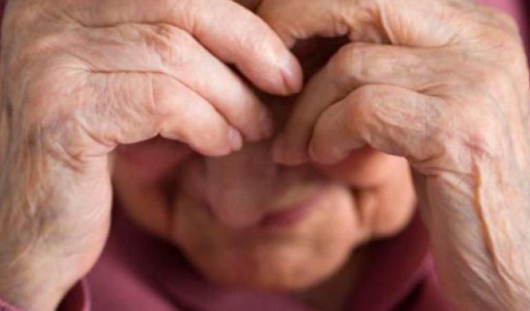 Golpearon y le robaron a una abuela