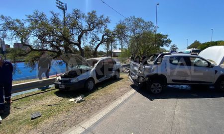 El fuerte accidente en la Circunvalación ex Mar Argentino dejó tres personas heridas. El fuerte accidente en la Circunvalación ex Mar Argentino dejó tres personas heridas.